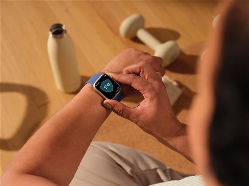 Person using MiniMed Mobile app