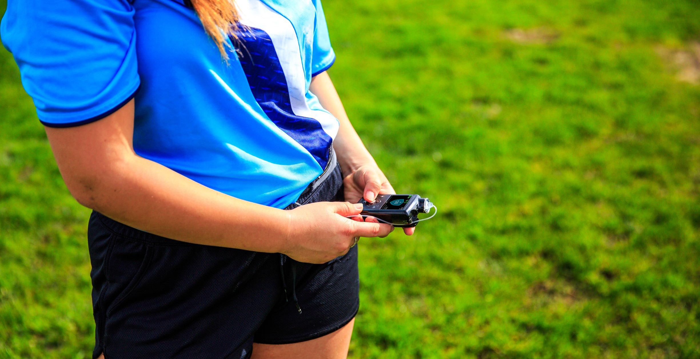 Girl using MiniMed 670G insulin pump